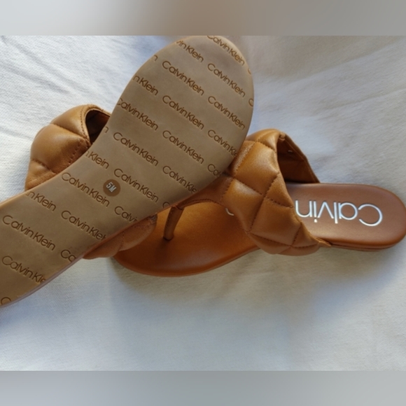 Calvin Klein Women's Sabraya Slip On Thong Flat Leather Sandanls Size 5M. - Picture 4 of 5